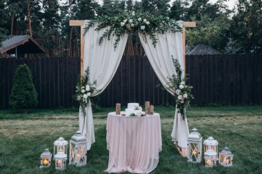 Mumları ve güzel çiçekli düğün pastası.           