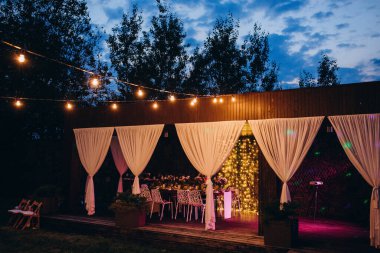 Işıklı düğün kutlaması için güzel dekore edilmiş teras..