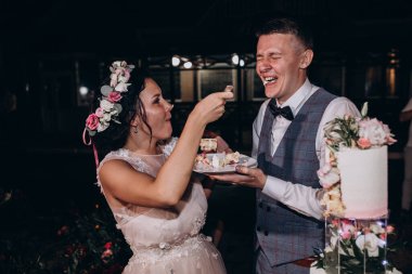 Mutlu gelin ve damat lezzetli düğün pastalarıyla  