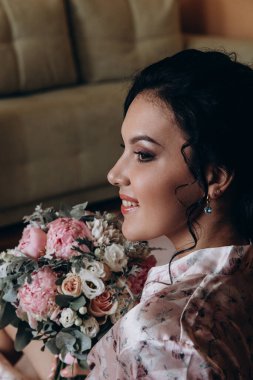 Düğün buketi tutan mutlu genç gelinin yakın plan görüntüsü  