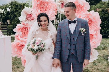 Güzel bir düğün çifti dışarıda poz veriyor, düğün günü           