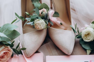 Düğün buketi ve ayakkabılar, manzarayı kapatın