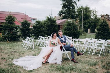 Güzel bir düğün çifti dışarıda poz veriyor, düğün günü           