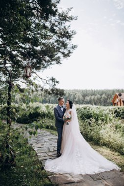 Mutlu genç bir çift parkta yürüyor.