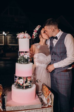 Mutlu gelin ve damat lezzetli düğün pastalarıyla  