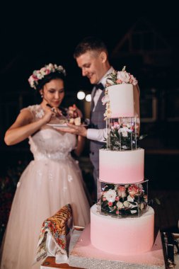 Mutlu gelin ve damat lezzetli düğün pastalarıyla  