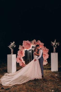 Güzel, mutlu, genç bir çift akşam poz veriyor.              