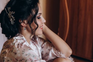 Güzel kız düğün için hazırlanıyor. 