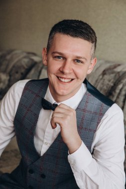 Yakışıklı genç adam evde poz veriyor.  