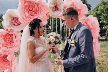 Güzel bir düğün çifti dışarıda poz veriyor, düğün günü           