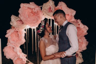 Düğün kemerinde evlenen çift.