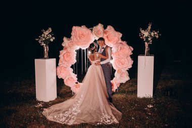 Düğün kemerinde evlenen çift.