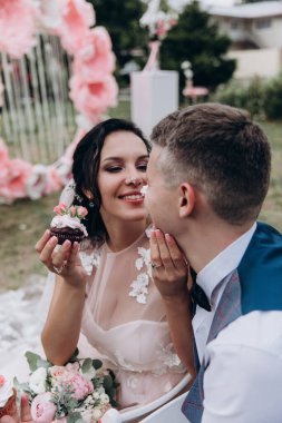 Güzel gelin ve damat kek ile