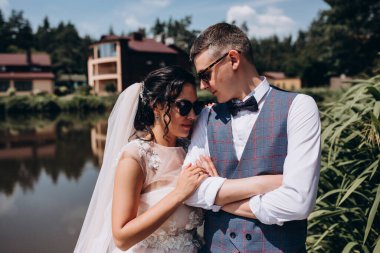 Gelin ve damat gölde yürüyorlar.