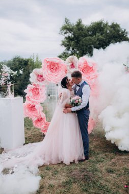 Bir buketi olan bir çift yeni evli güzel 