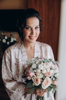 Çiçek buketiyle genç ve güzel bir gelin