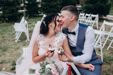 Düğün çifti kekleri kapatıyorlar. 