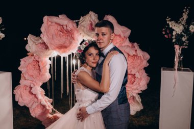 Gelin ve damat düğün gününde kemere karşı 