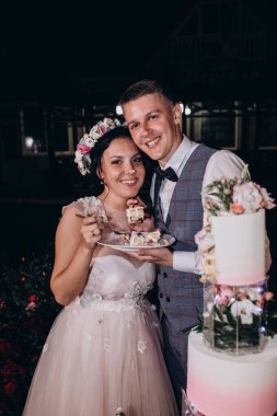 Mutlu yeni evliler restoranda pasta yiyorlar. 