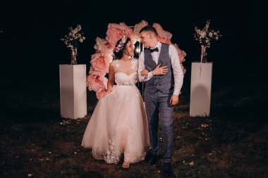 Parkta birbirine aşık güzel bir çift poz veriyor.