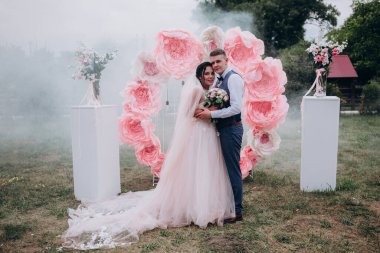 Gelin ve damadın düğün kemerinde nikah töreni
