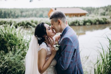 Gelin nehri kıyısında damat öpüyor..