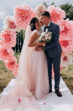 Gelin ve damat öpüşüyor. 