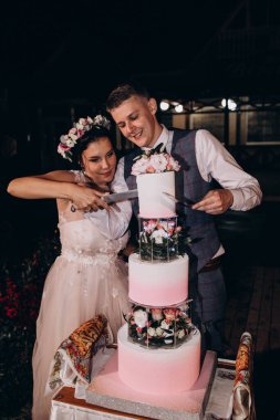 Düğünde düğün pastası kesen yeni evliler.  