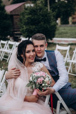 Mutlu gelin ve damat düğün töreninden sonra sarılıyor.