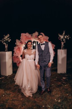 Güzel bir çift kemere karşı poz veriyor. 