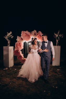 Güzel gelin ve zarif damat. Yeni evliler kemer yakınlarında yürüyüşe çıktılar.