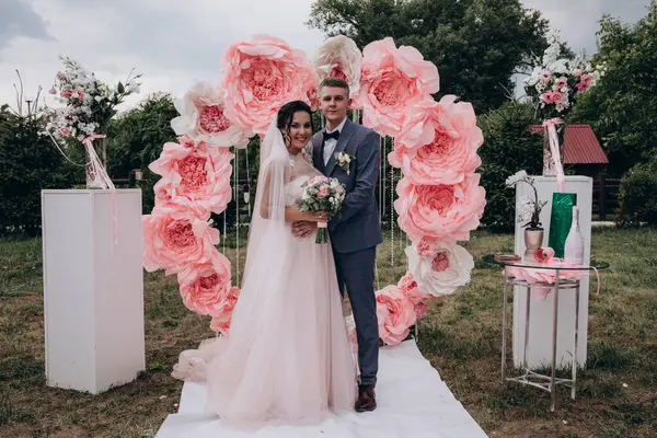 Güzel bir düğün çifti dışarıda poz veriyor, düğün günü           