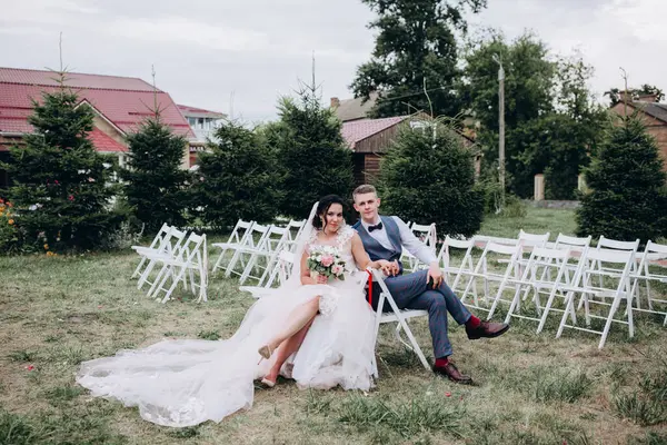 Güzel bir düğün çifti dışarıda poz veriyor, düğün günü           