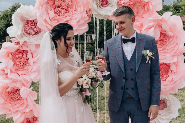 Güzel bir düğün çifti dışarıda poz veriyor, düğün günü           