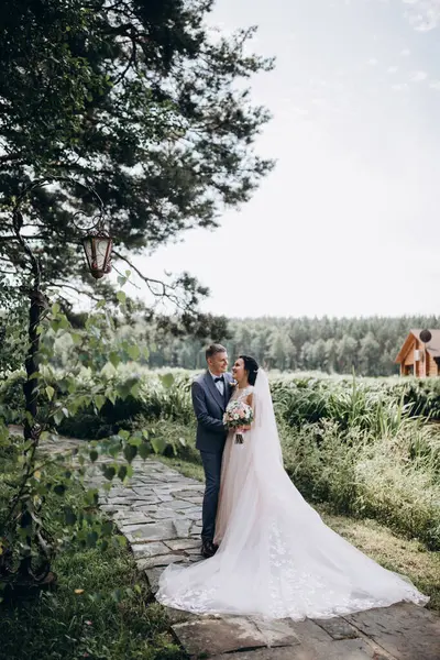 Mutlu genç bir çift parkta yürüyor.