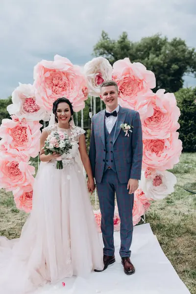 Güzel bir düğün çifti dışarıda poz veriyor, düğün günü           