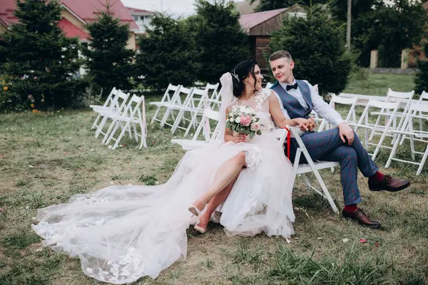 Güzel bir düğün çifti dışarıda poz veriyor, düğün günü           