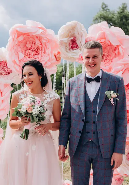 Güzel bir düğün çifti dışarıda poz veriyor, düğün günü           