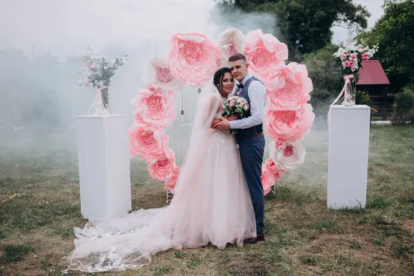 Gelin ve damadın düğün kemerinde nikah töreni