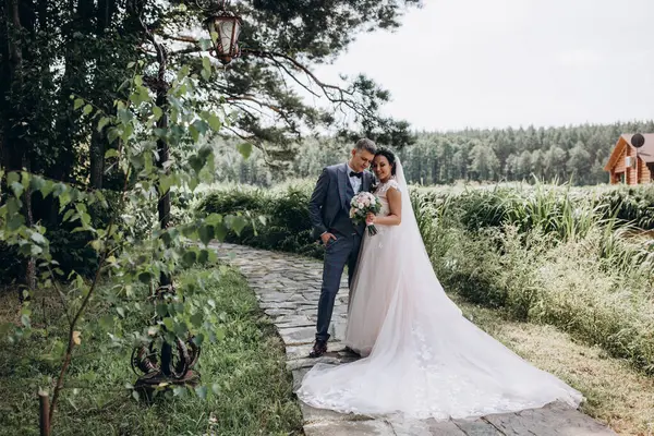 Gelin ve damat dışarı çıkıp fotoğraf çekiyorlar. 
