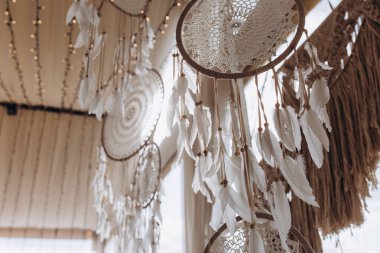 Nazik boho tarzı düğün dekorasyonları, doğal, yumuşak detaylar..