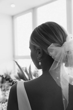 Sabah zarif saç stili olan güzel gelinin arka manzarası.       