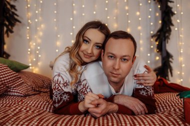 Mutlu çift birlikte poz veriyor ve Noel 'i evde kutluyor.  