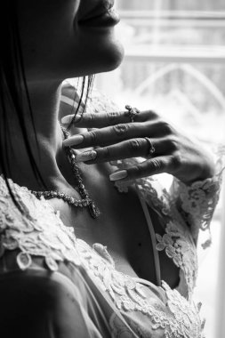 Lüks mücevherleri olan gelinlik içinde güzel bir gelin.