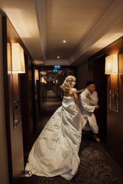 Mutlu genç çift otel koridorunda eğleniyor.