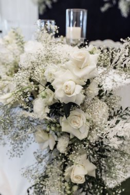 Çiçekli zarif düğün dekorunun yakın plan görüntüsü.      