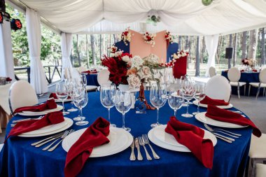 Restorandaki düğün resepsiyonunda çok güzel bir masa.        