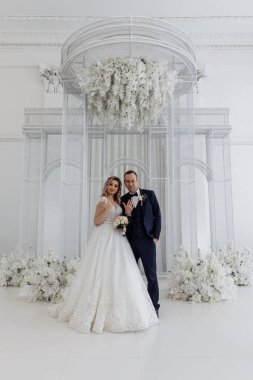 Düğün töreninde genç gelin ve damadın güzel portresi.           