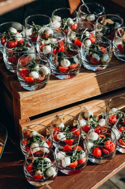 Düğün resepsiyonundaki gurme atıştırmalıklarının yakın plan görüntüsü, büfe masası.        