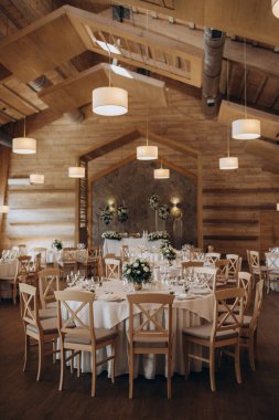 Zarif masa ve çiçeklerle düğün resepsiyonu                        